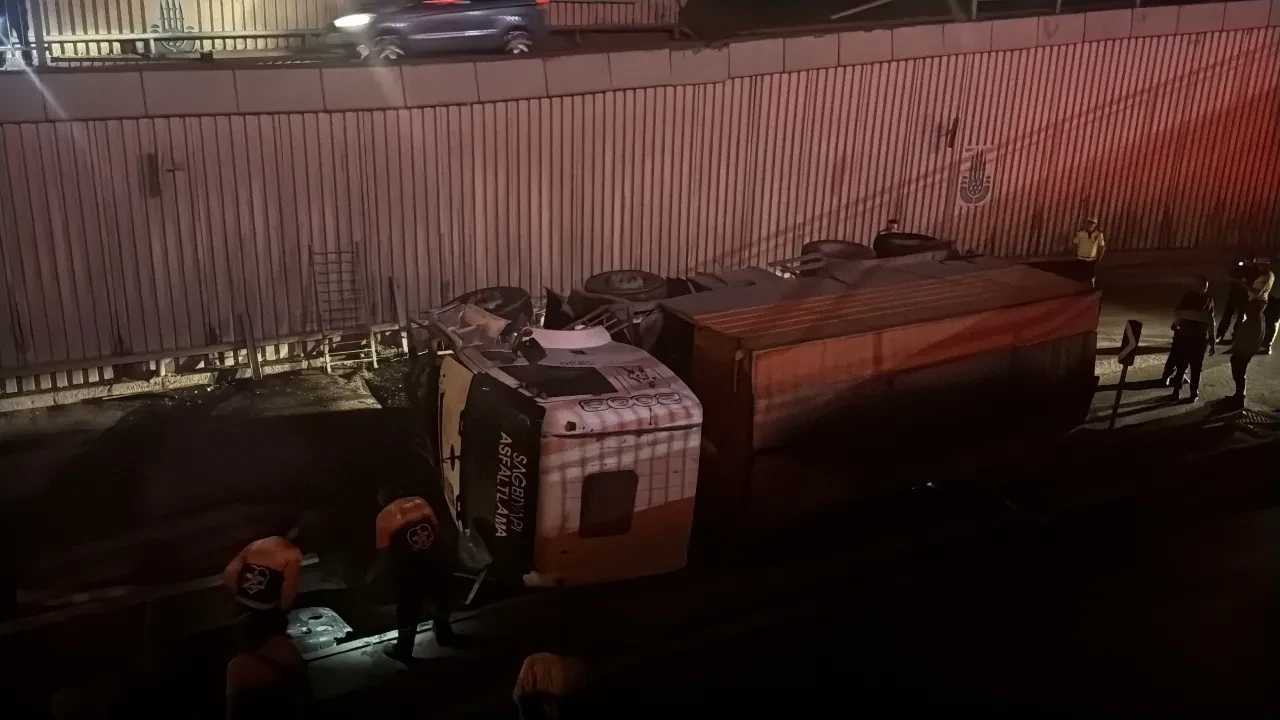 Avcılar'da asfalt kamyonu alt geçit yoluna düştü! Trafik çift yönlü kapatıldı