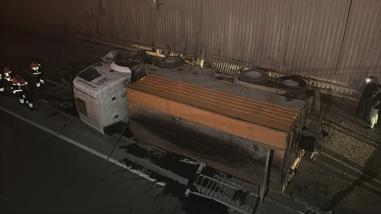 Avcılar'da asfalt kamyonu alt geçit yoluna düştü! Trafik çift yönlü kapatıldı