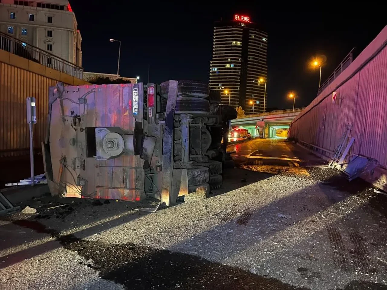 Avcılar'da asfalt kamyonu alt geçit yoluna düştü! Trafik çift yönlü kapatıldı