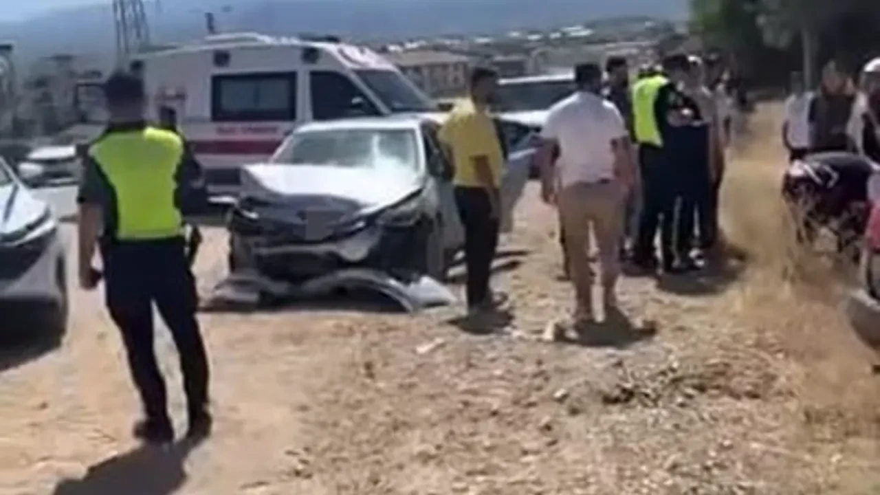 Bursa'da iki otomobil kafa kafaya çarpıştı: 6 yaralı