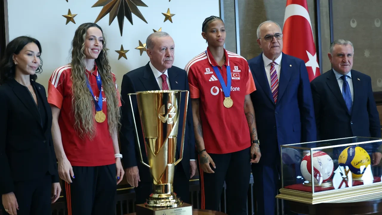 Cumhurbaşkanı Erdoğan, şampiyon voleybolcuları kabul etti