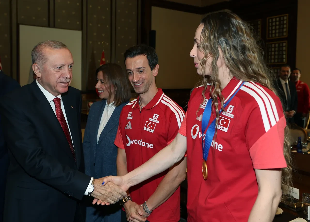 Cumhurbaşkanı Erdoğan, şampiyon voleybolcuları kabul etti