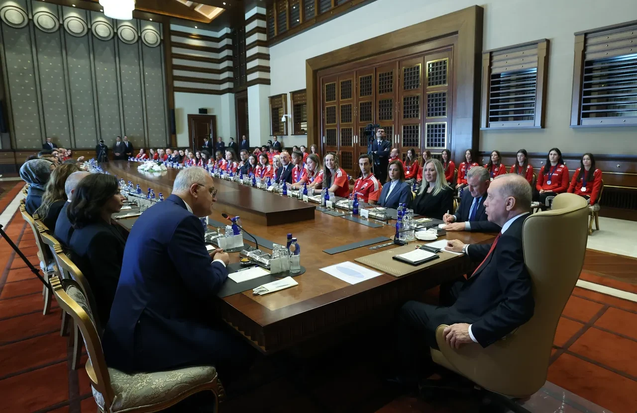 Cumhurbaşkanı Erdoğan, şampiyon voleybolcuları kabul etti