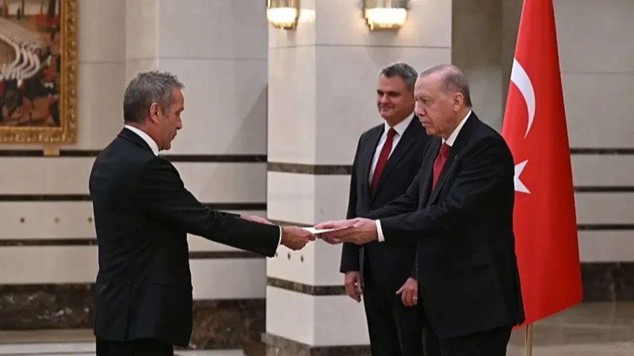 Cumhurbaşkanı Erdoğan'a 5 büyükelçiden güven mektubu
