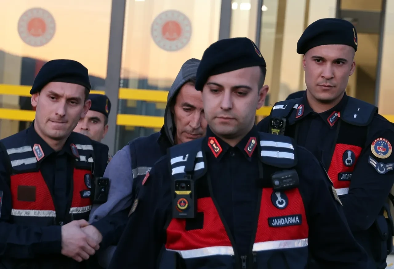 Eşini göğsünden bıçaklayıp katletti! Oğlunun mahkemede anlattıkları dehşete düşürdü: 'Annem kan içindeydi'