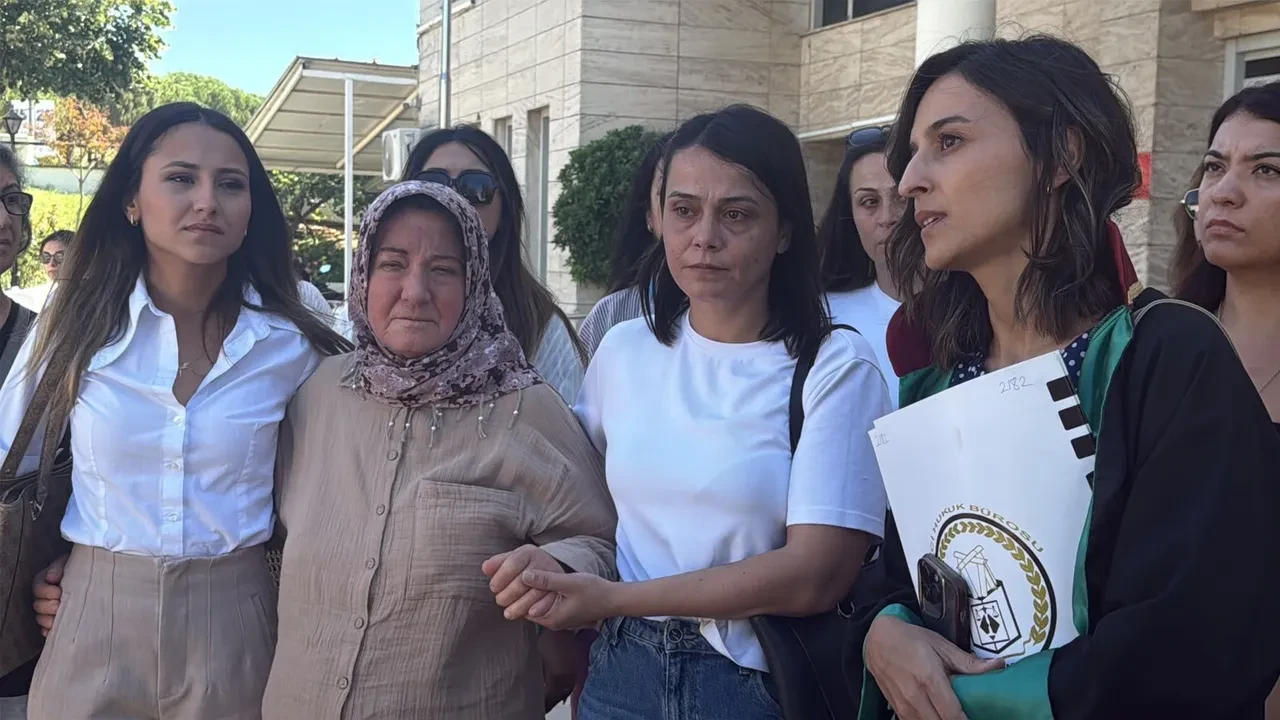 Eşini göğsünden bıçaklayıp katletti! Oğlunun mahkemede anlattıkları dehşete düşürdü: 'Annem kan içindeydi'