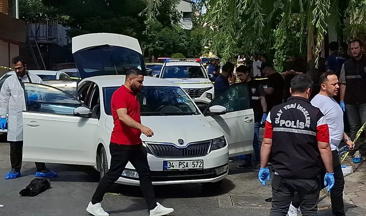 Hedeflerindeki otomobilliyi kurşun yağmuruna tuttular! İstanbul’da kan donduran olay