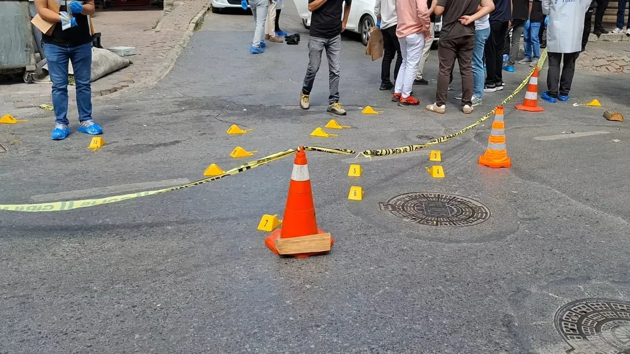 Hedeflerindeki otomobilliyi kurşun yağmuruna tuttular! İstanbul’da kan donduran olay