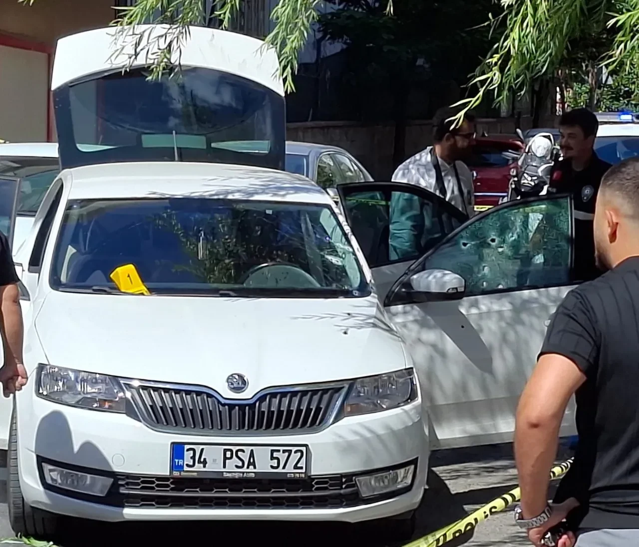Hedeflerindeki otomobilliyi kurşun yağmuruna tuttular! İstanbul’da kan donduran olay