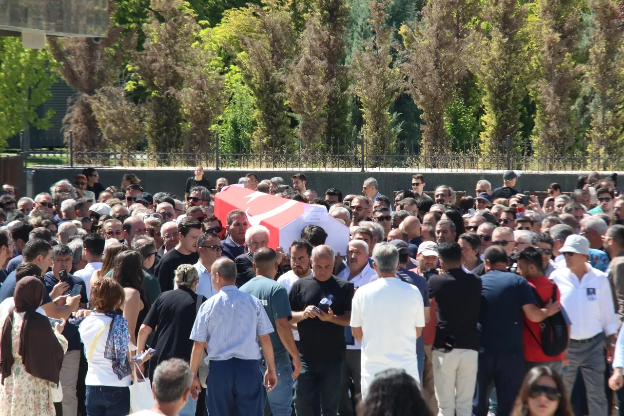 Serhat Kılıç son yolculuğuna uğurlandı! Tamer Karadağlı’nın sözleri dikkat çekti