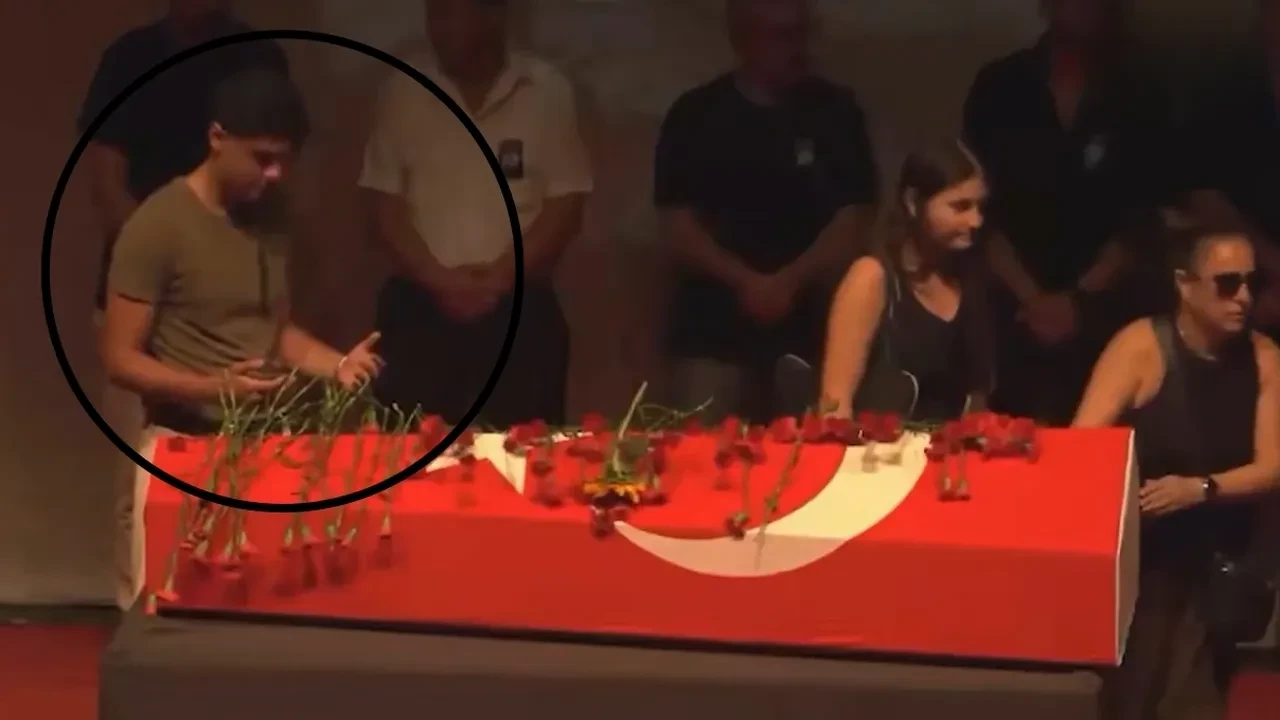 Serhat Mustafa Kılıç'ın tabutunun başında dua eden genç merak konusu oldu! Bakın kim çıktı