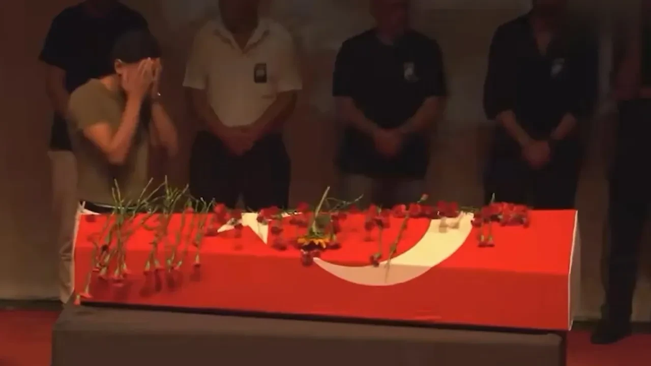 Serhat Mustafa Kılıç'ın tabutunun başında dua eden genç merak konusu oldu! Bakın kim çıktı