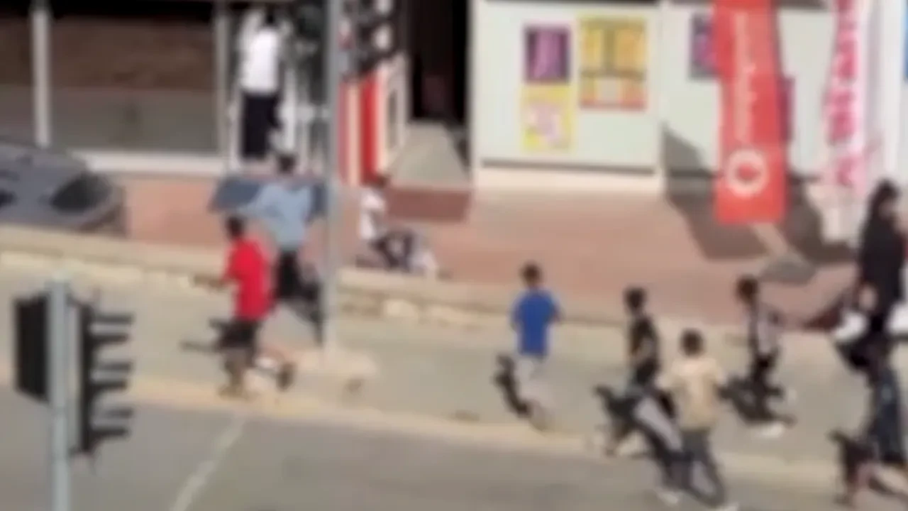 Sopalarla kovaladılar: Çaresiz çocuk genç kızın arkasına saklanarak kurtuldu