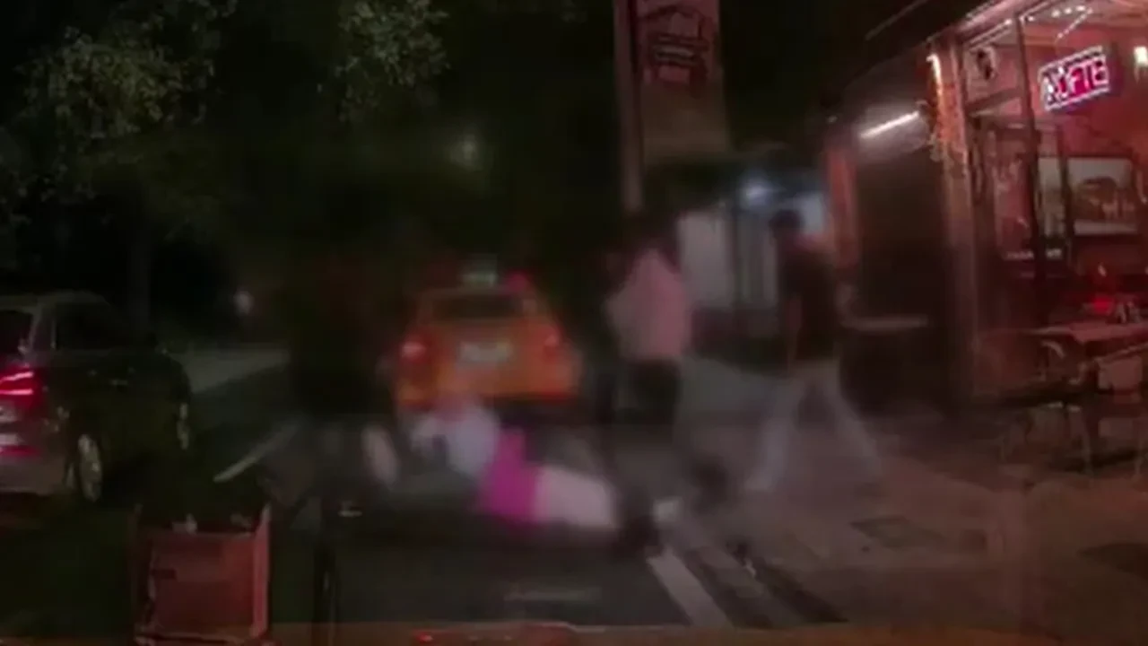 Taksi şoförü yaşlı çifti tekme tokat dövdü