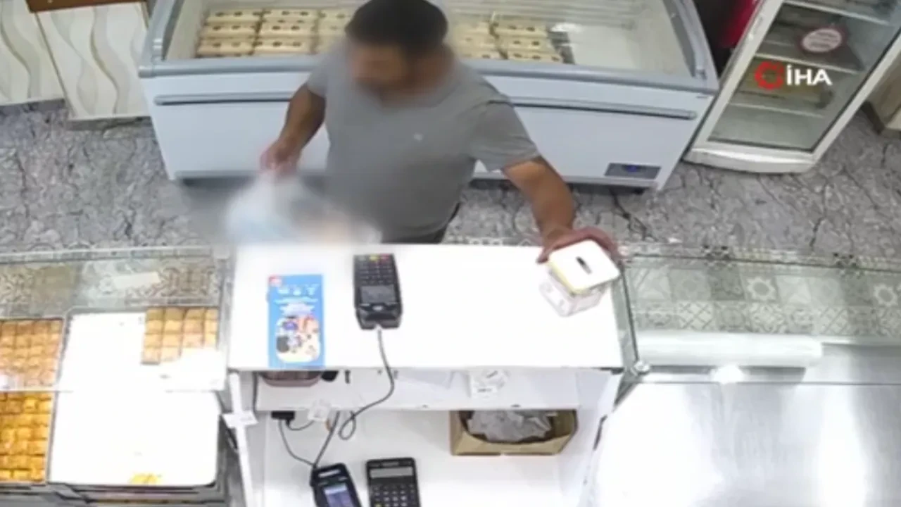 Tatlı siparişi bahanesiyle girdi, sadaka kutusunu çaldı: Vicdansız hırsız kamerada