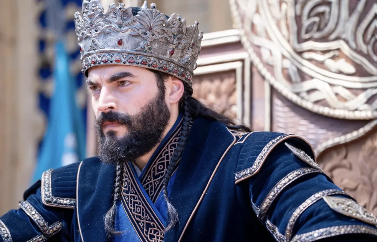 Aşk ve Taht’ın ilk bölümü Akın Akınözü’nün annesine ithaf edildi! Akınözü’nün annesini unutmaması dikkatlerden kaçmadı