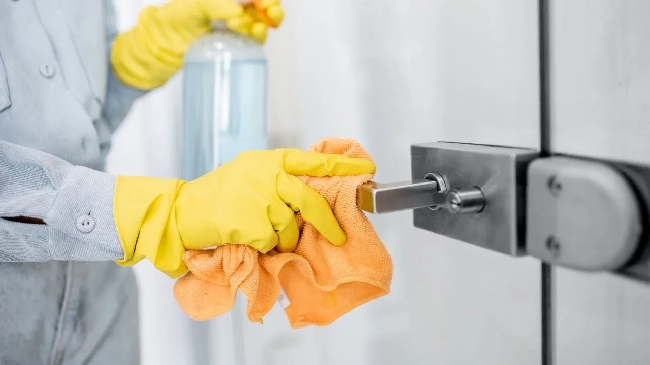 Ev temizliğinde herkes burayı unutuyor! Meğer en çok kir biriken yerlerdenmiş