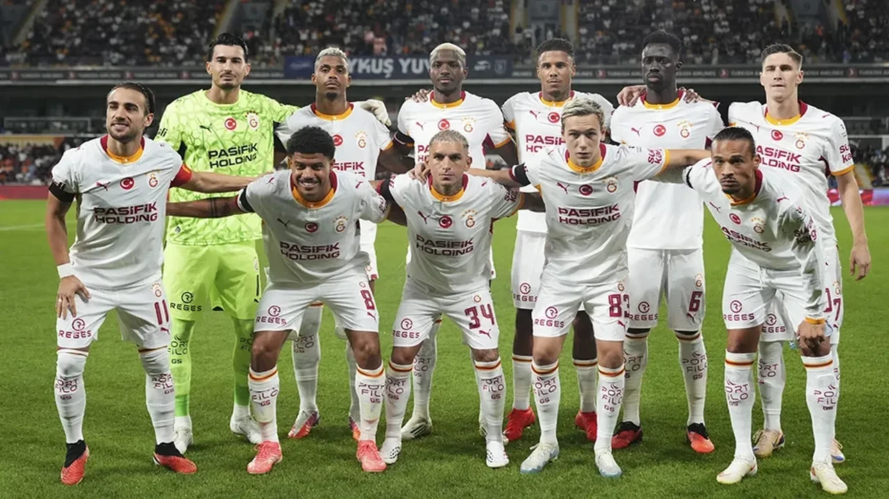 Galatasaray Sporting Lizbon deplasmanında! Okan Buruk'tan sürpriz karar: İşte dev maçın muhtemel 11'leri