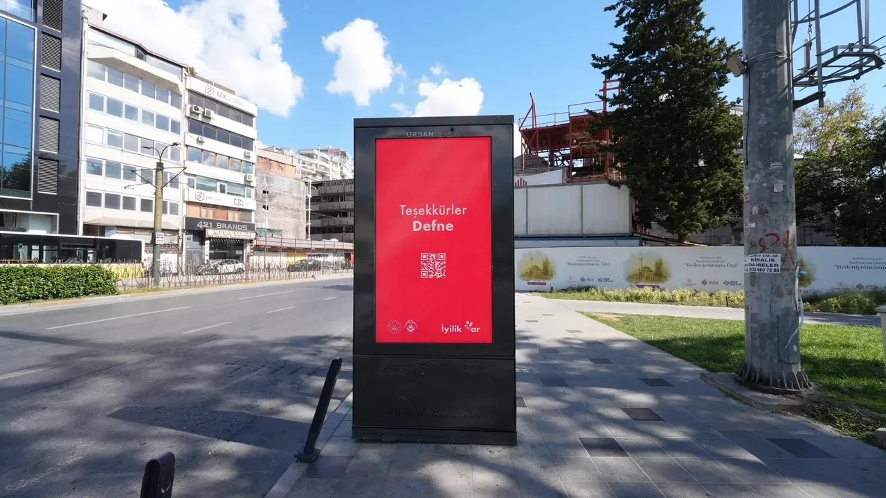 Gören telefonuna sarıldı! Bilboardlardaki gizemli mesajlar ve QR kodların sırrı çözüldü
