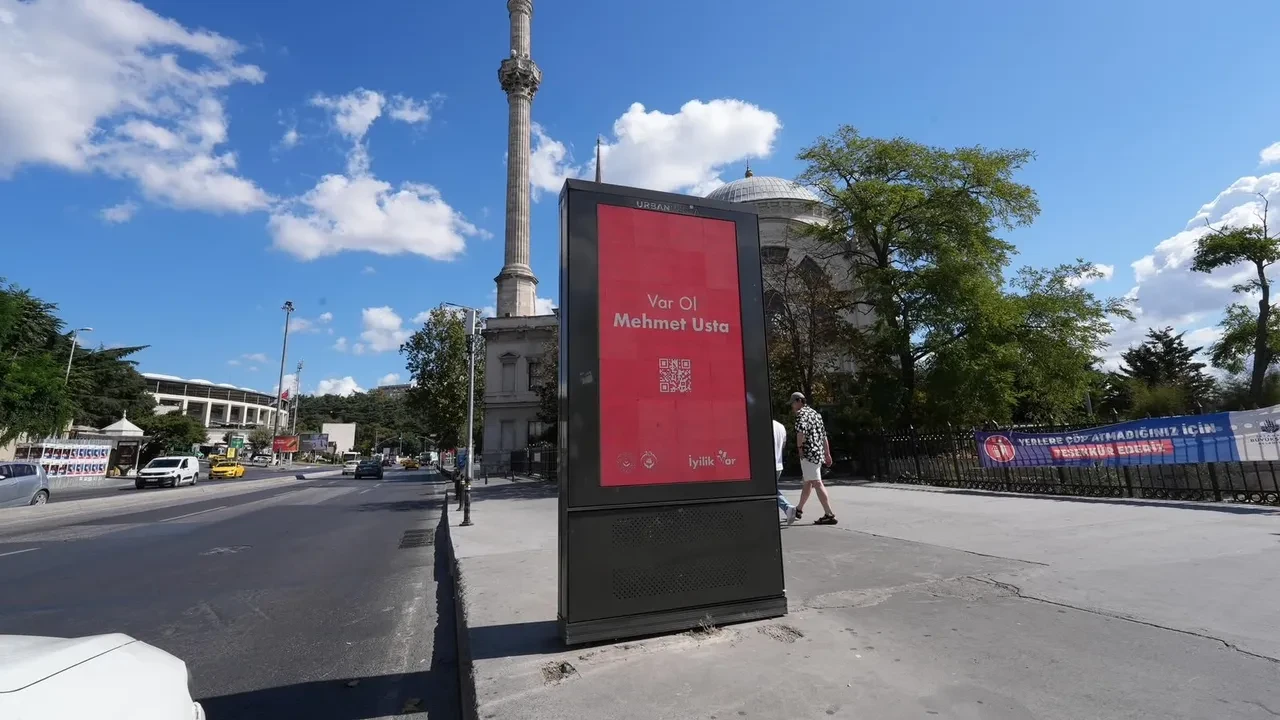 Gören telefonuna sarıldı! Bilboardlardaki gizemli mesajlar ve QR kodların sırrı çözüldü