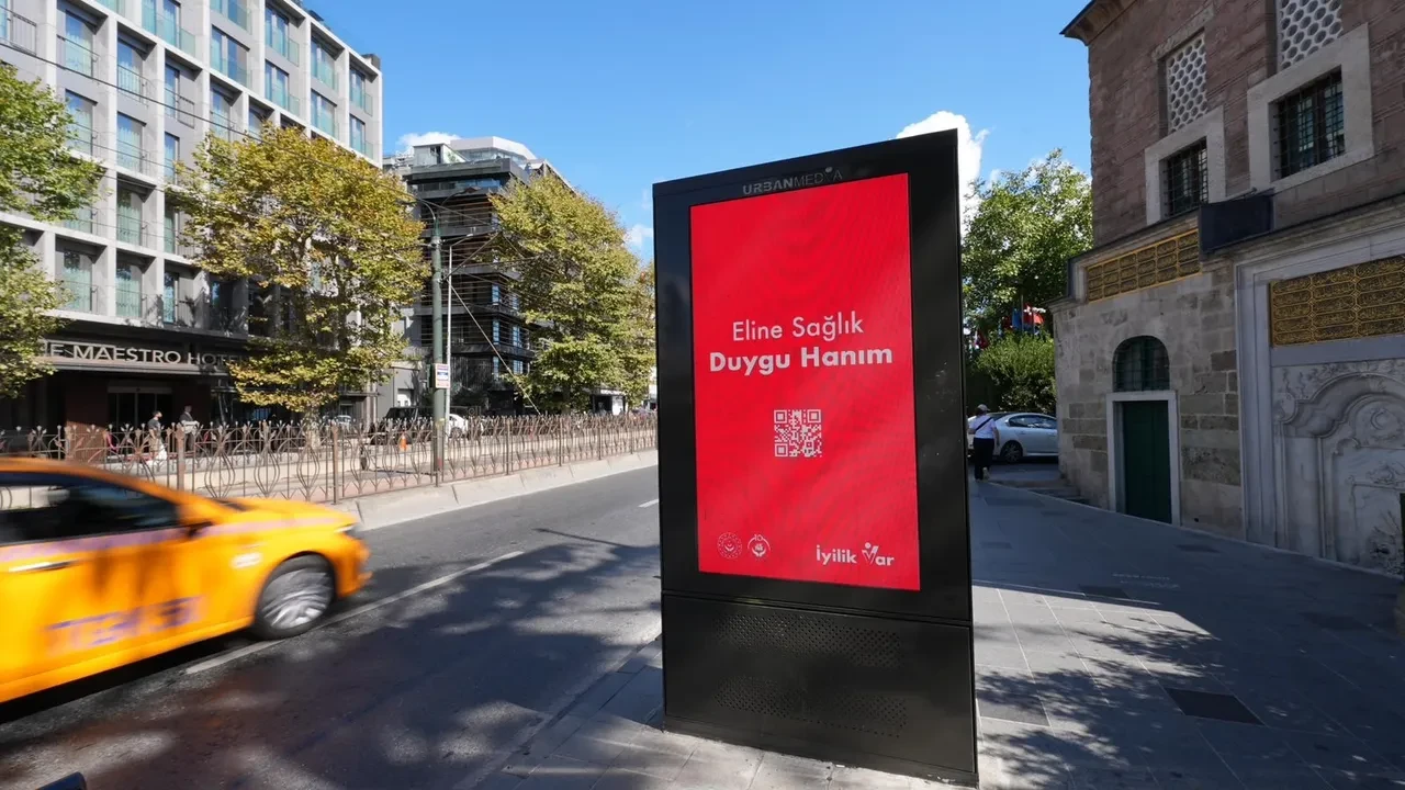 Gören telefonuna sarıldı! Bilboardlardaki gizemli mesajlar ve QR kodların sırrı çözüldü