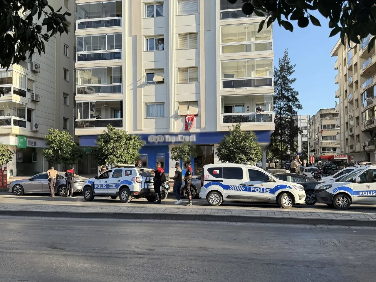 İzmir'de bankada soygun girişimi: Bir kişi rehin alındı