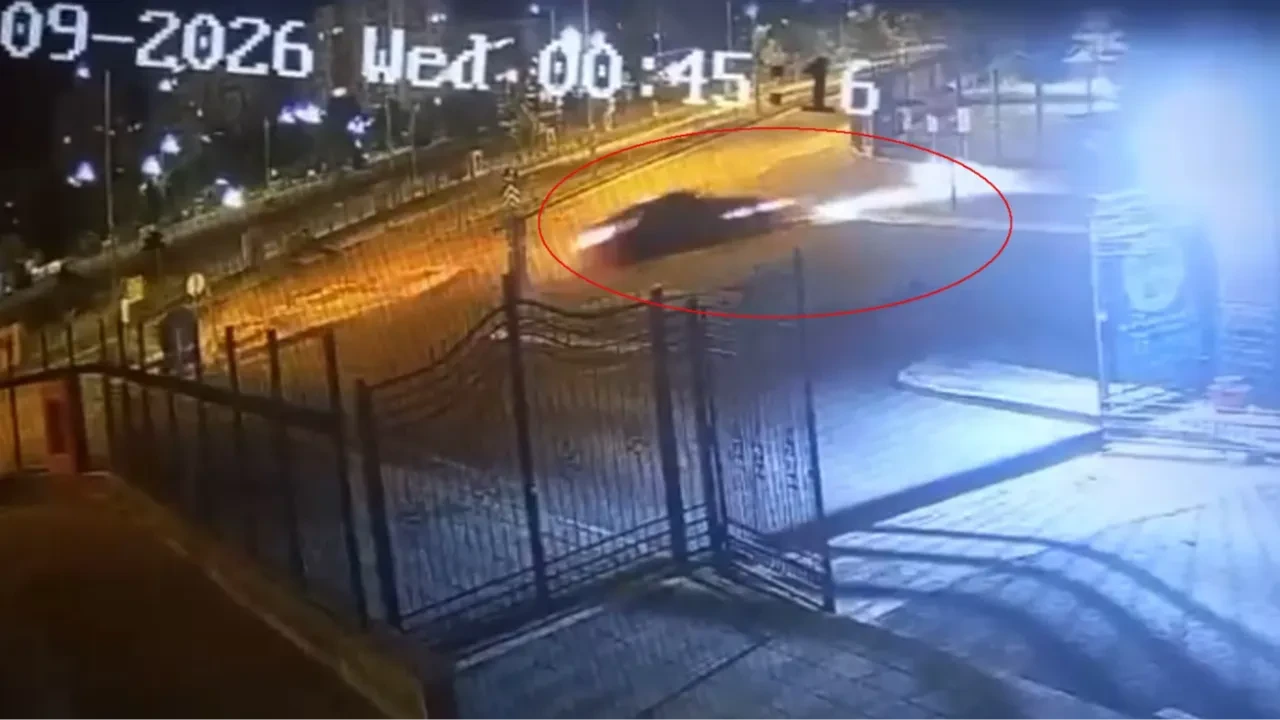 Kaldırımdan zıplayan otomobil 1 metrelik duvarı aştı: İşte o anlar