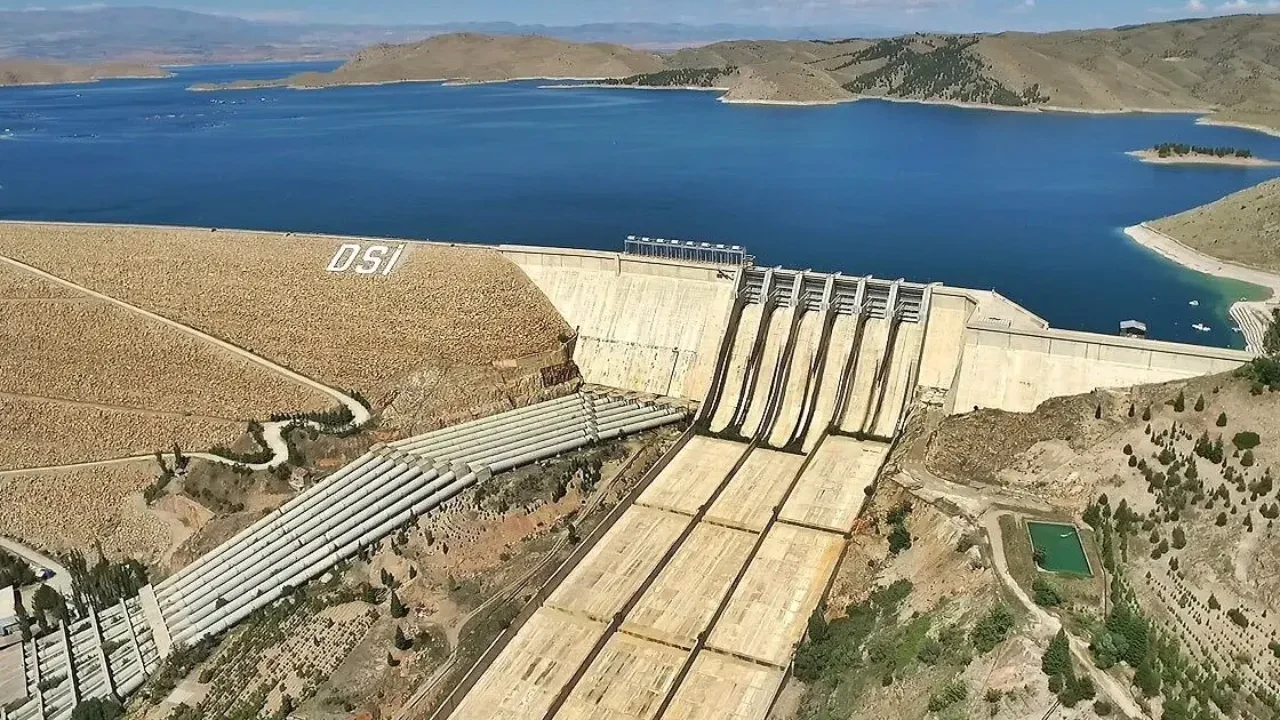 Keban HES'ten tarihi rekor! 52 yılda 294 milyar kilovatsaat elektrik üretti