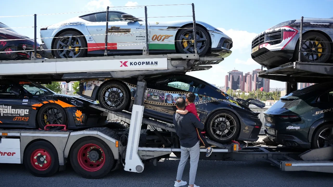 Ralli sonrası İstanbul'da dev filo! Atatürk Havalimanı'nda lüks araç geçidi