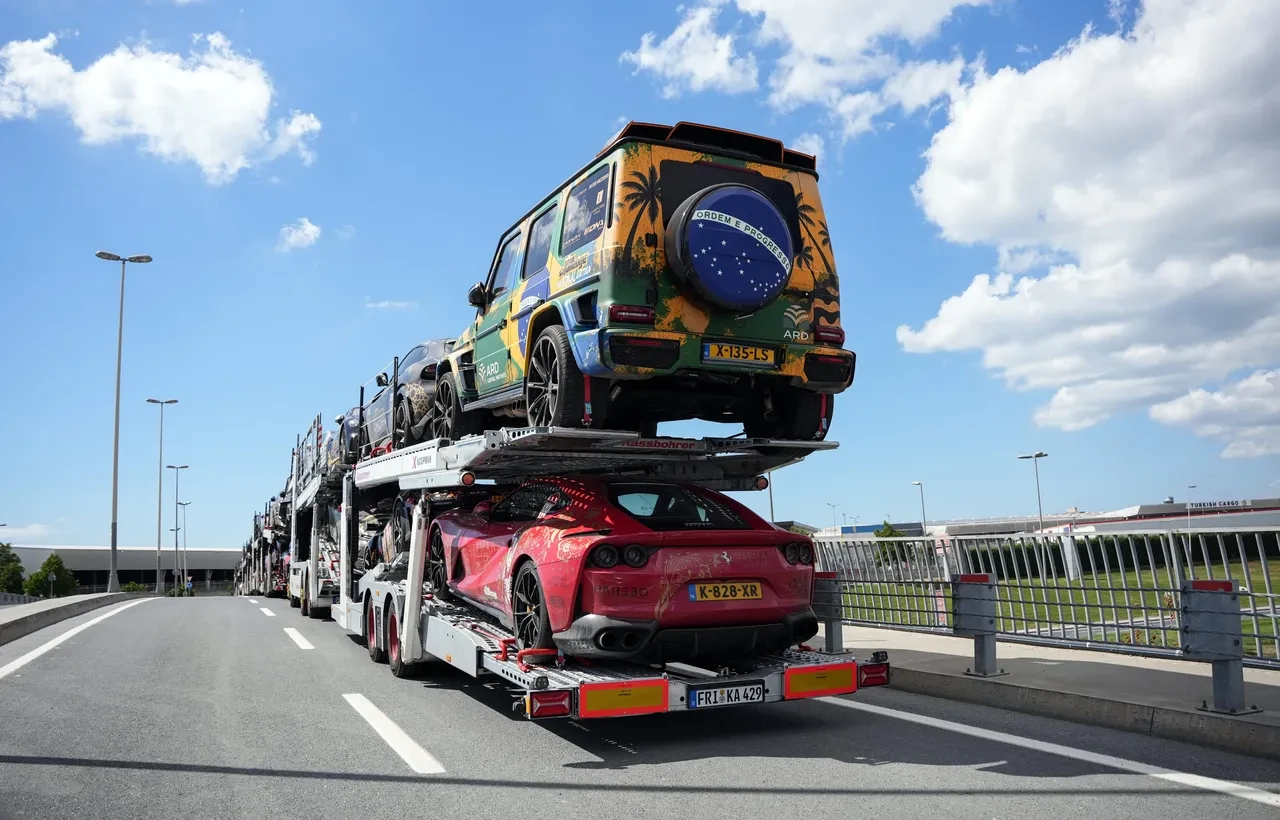 Ralli sonrası İstanbul'da dev filo! Atatürk Havalimanı'nda lüks araç geçidi