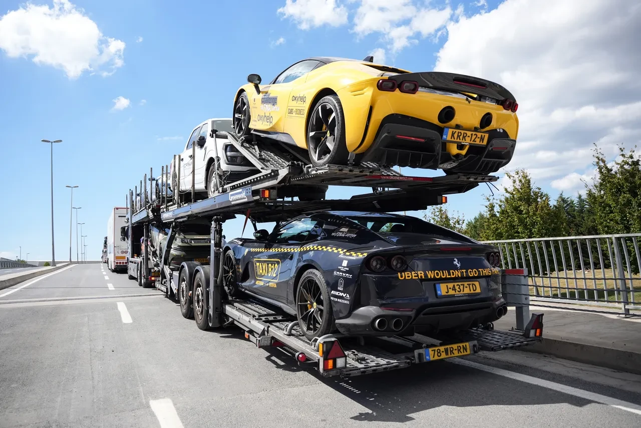Ralli sonrası İstanbul'da dev filo! Atatürk Havalimanı'nda lüks araç geçidi