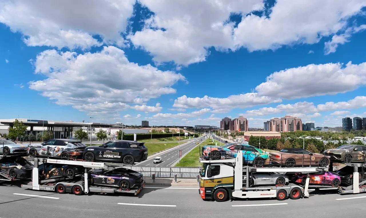 Ralli sonrası İstanbul'da dev filo! Atatürk Havalimanı'nda lüks araç geçidi