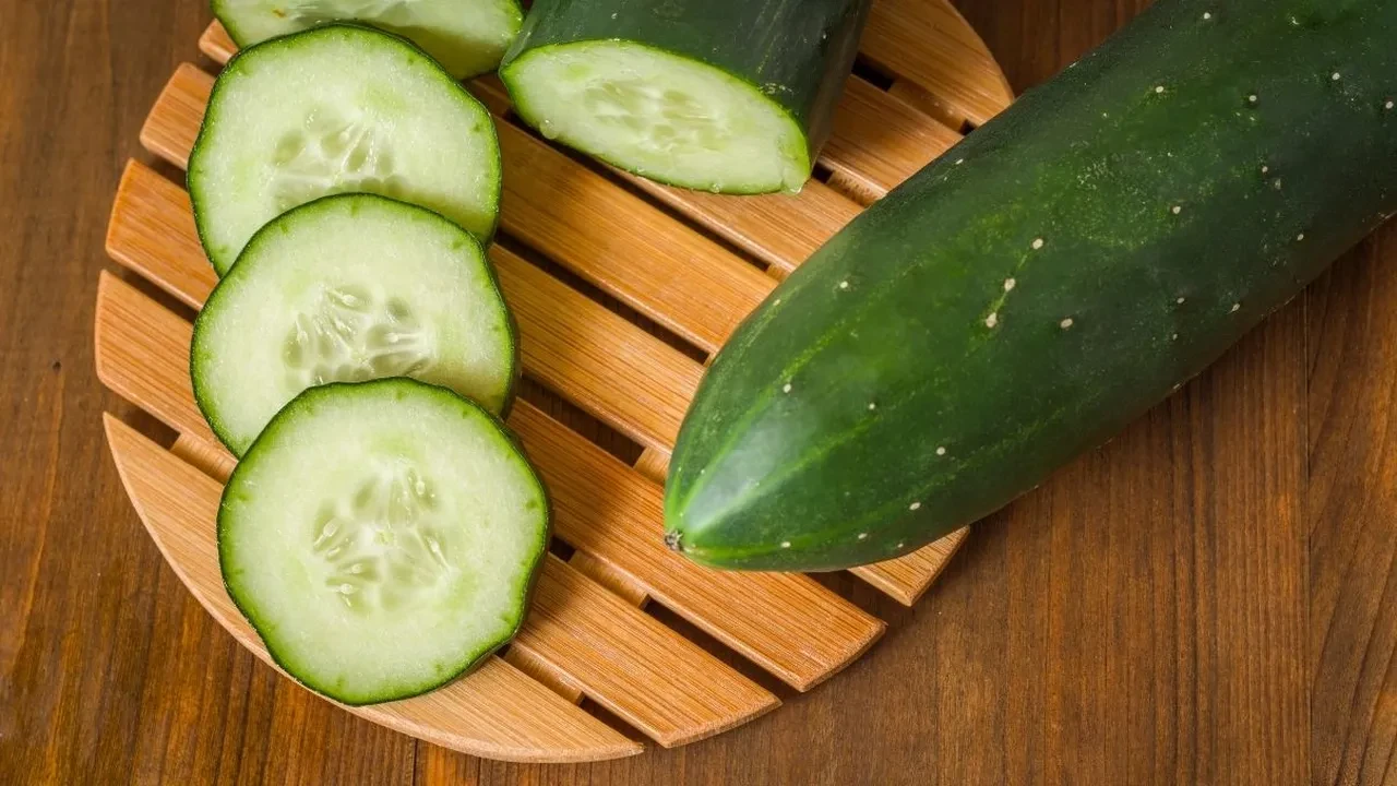 Salatalığı böyle kullanınca cilde ferahlık veriyor! Evde kolay bakım yöntem