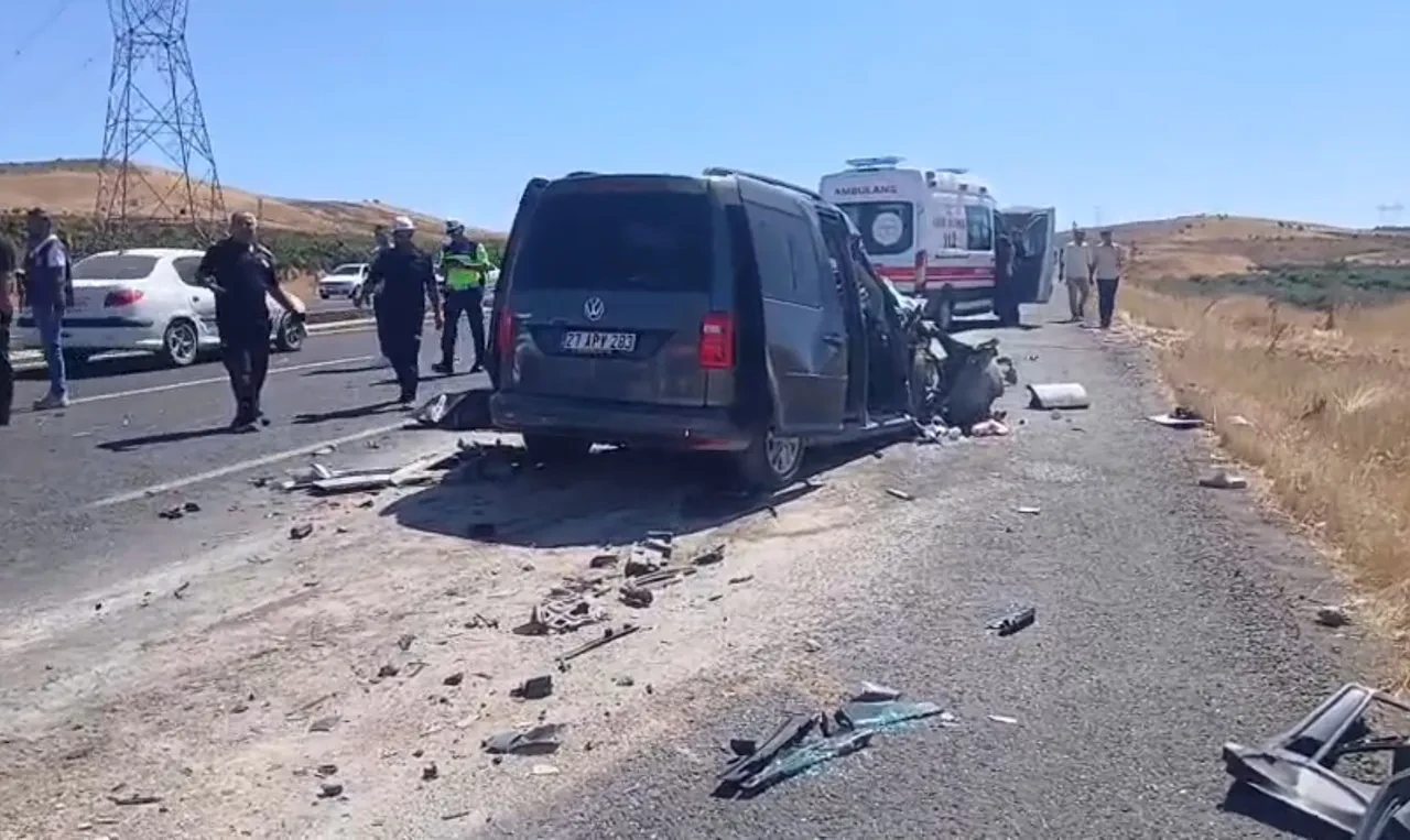 Şanlıurfa'da korkunç kaza! Araç hurdaya döndü: 4 kişi hayatını kaybetti