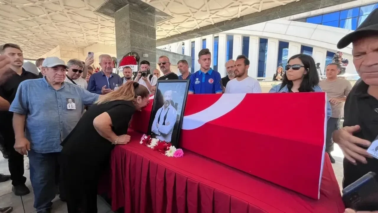 Serhat Mustafa Kılıç mezarındaki yürek burkan anne detayı! 8 yıl önce kaybetmişti