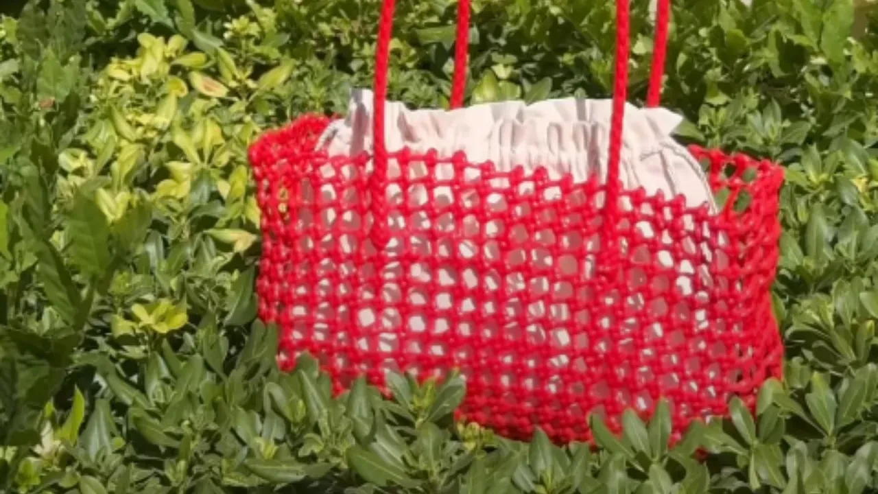 Şiş ve tığ yok, plastik iplikten örülen muhteşem çantalar 2026    