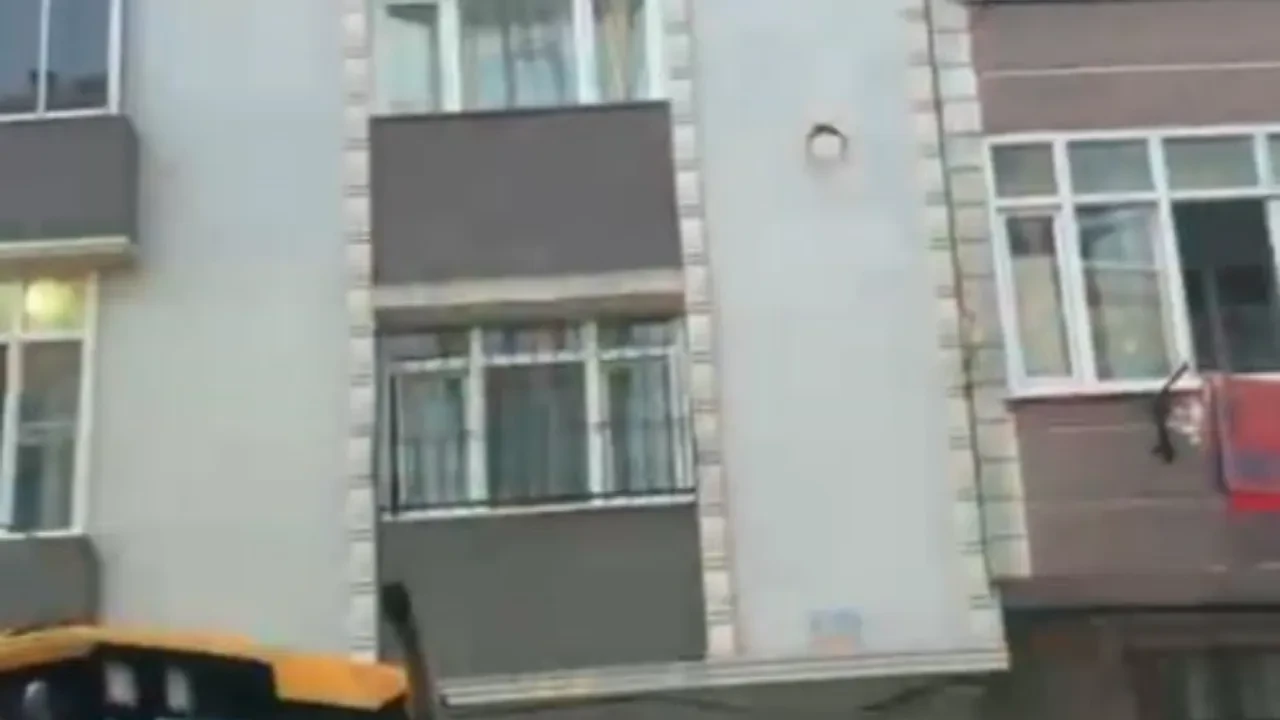 Sultangazi’de panikleten anlar! Temel çalışması sırasında yan binanın temelinde kayma oldu