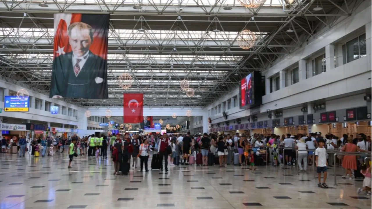 Ulaştırma Bakanı Uraloğlu duyurdu: Türkiye havalimanlarında rekor yılı 