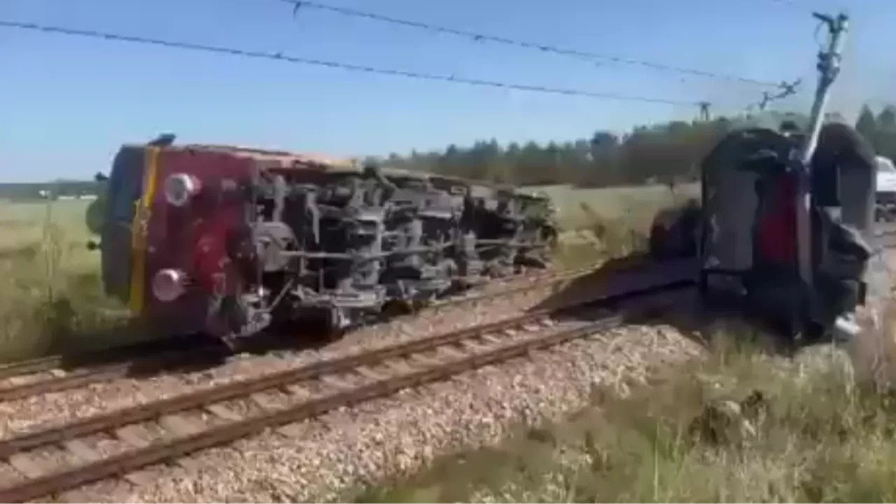 Yolcu treni ile kamyon çarpıştı! Polonya’daki feci kaza: 1 ölü 20 yaralı