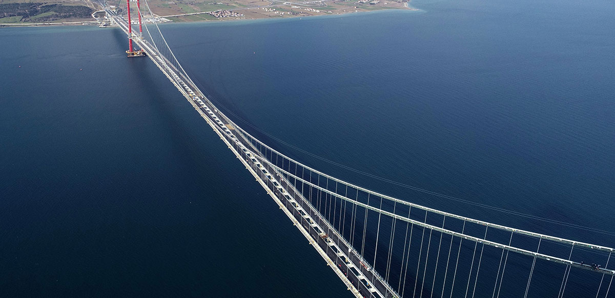 1915 ÇANAKKALE KÖPRÜSÜNÜN ÖZELLİKLERİ

Temeli 18 Mart 2017’de atılan köprü 5 yılda tamamlandı. 2.023 metre ana açıklığı ile dünyanın en uzun açıklıklı asma köprüsü olacak. Kuleleri 333 metre uzunluğunda olacak.