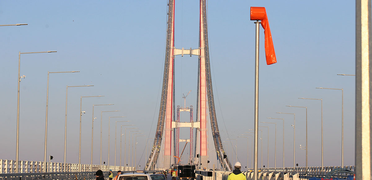 Proje kapsamında bir asma köprü, iki betonarme viyadük, iki yaklaşım viyadüğü, 6 hidrolik köprü, 6 alt geçit köprüsü, 40 alt geçit, 43 üst geçit, çeşitli ebatlarda 236 menfez, 12 kavşak, 4 otoyol hizmet tesisi, iki bakım işletme merkezi ve 5 ücret toplama istasyonu inşa edildi.