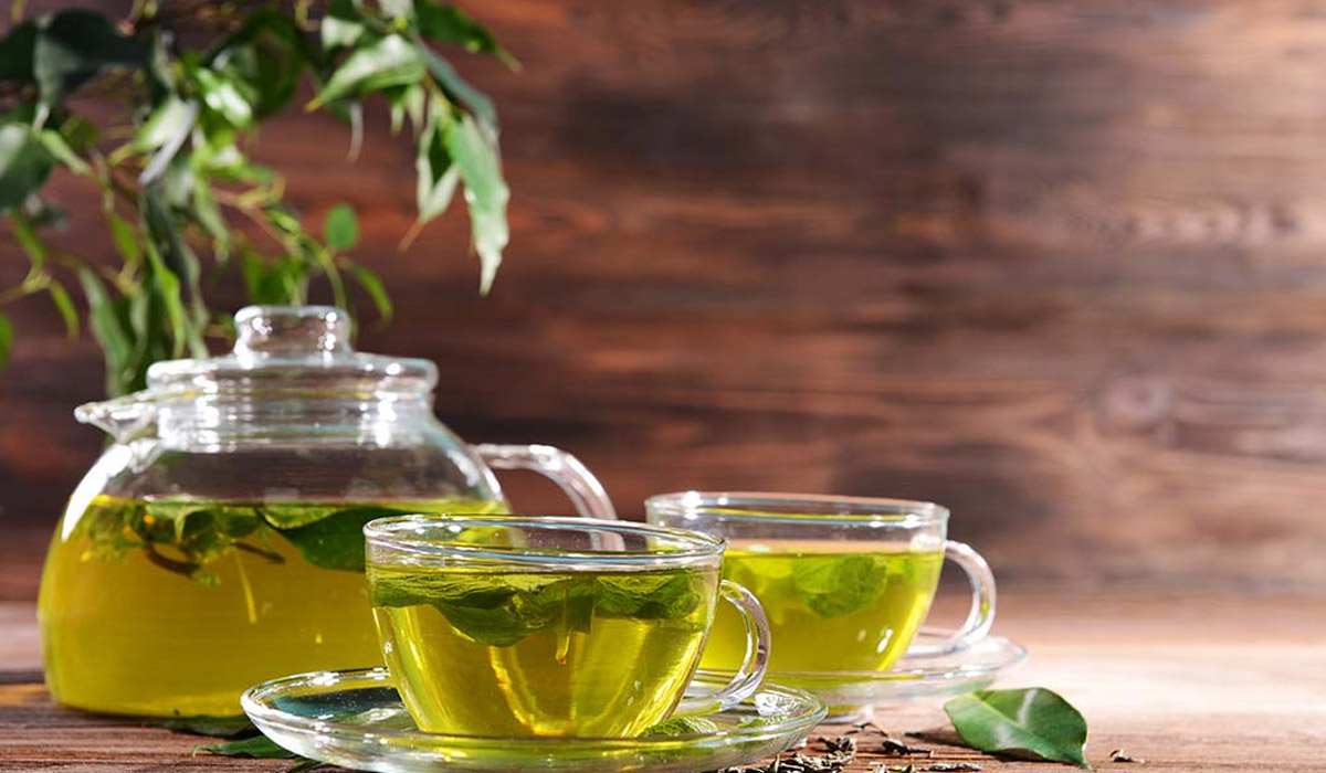 Yeşil çay, kardiyovasküler sağlığı arttırmada etkili olan, çeşitli kanserlere karşı koruyan ve sıvıları ciğerlerimizden alan güçlü antioksidanlar içerir. Yeşil çayın içinde bulunan şifalı bitkiler antimikrobiyaldir, ciğerlerimizin içlerinden mukusun gevşemesine yardımcı olur.