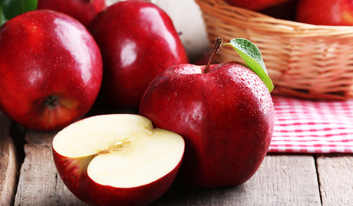 Günde bir elma doktoru evden uzak tutar” atasözünü biliriz. Çok çeşitli flavonoidler, vitaminler ve antioksidanlar, özellikle de akciğer hastalıklarına karşı etkin bir şekilde savaşmamıza yardımcı olan C vitamini içerir.