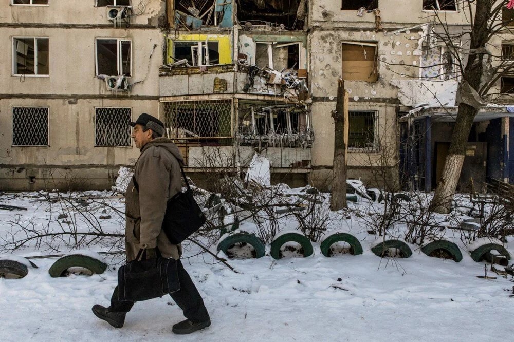 Ukrayna'da ateşkes kararlarına rağmen Rusya'nın bombardımanları devam ediyor. Şimdiye kadar binlerce kişi, ülkeden tahliye edildi. Fakat hala gidemeyenlerin hayat mücadelesi, sığınaklarda devam ediyor. Rus ordusu ise şehir ve kasabalardaki yerleşim yerlerini sürekli olarak bombalamayı sürdürüyor.