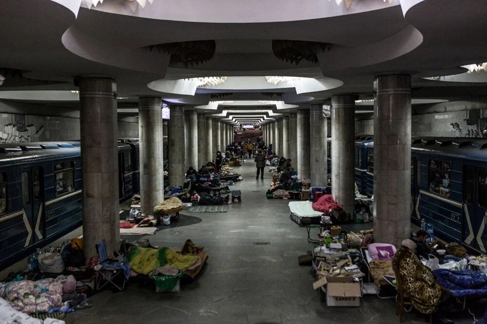 Kenti terk edemeyen birçok insanın sığınak olarak kullandığı metro istasyonlarında yaşam mücadelesi fotoğraflara yansıdı...