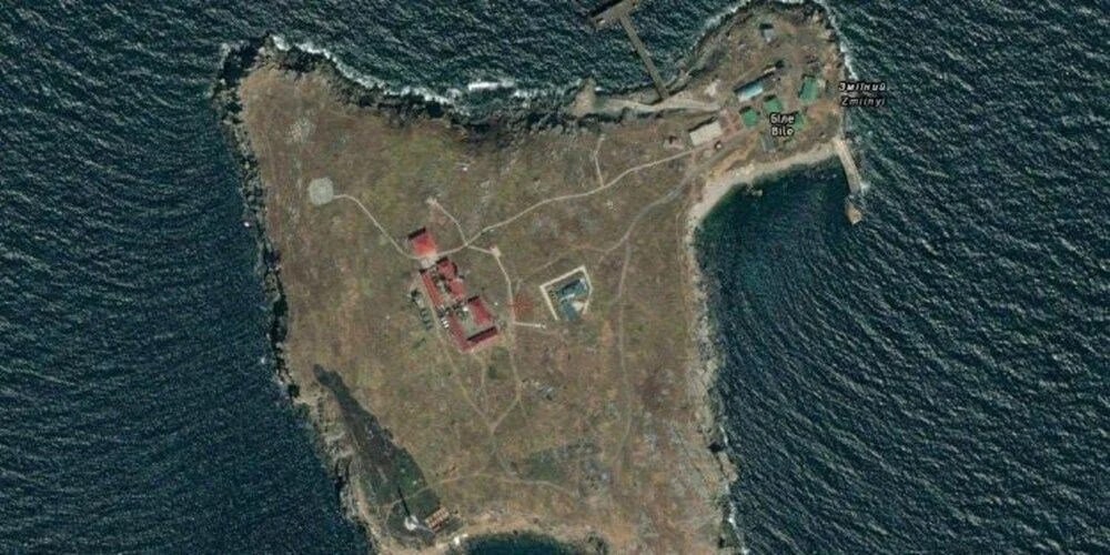 Ukrayna'dan yapılan açıklamada, Rus saldırganların deniz fenerleri, kuleler ve antenler de dahil olmak üzere adanın altyapısını yok ettiği belirtildi. 