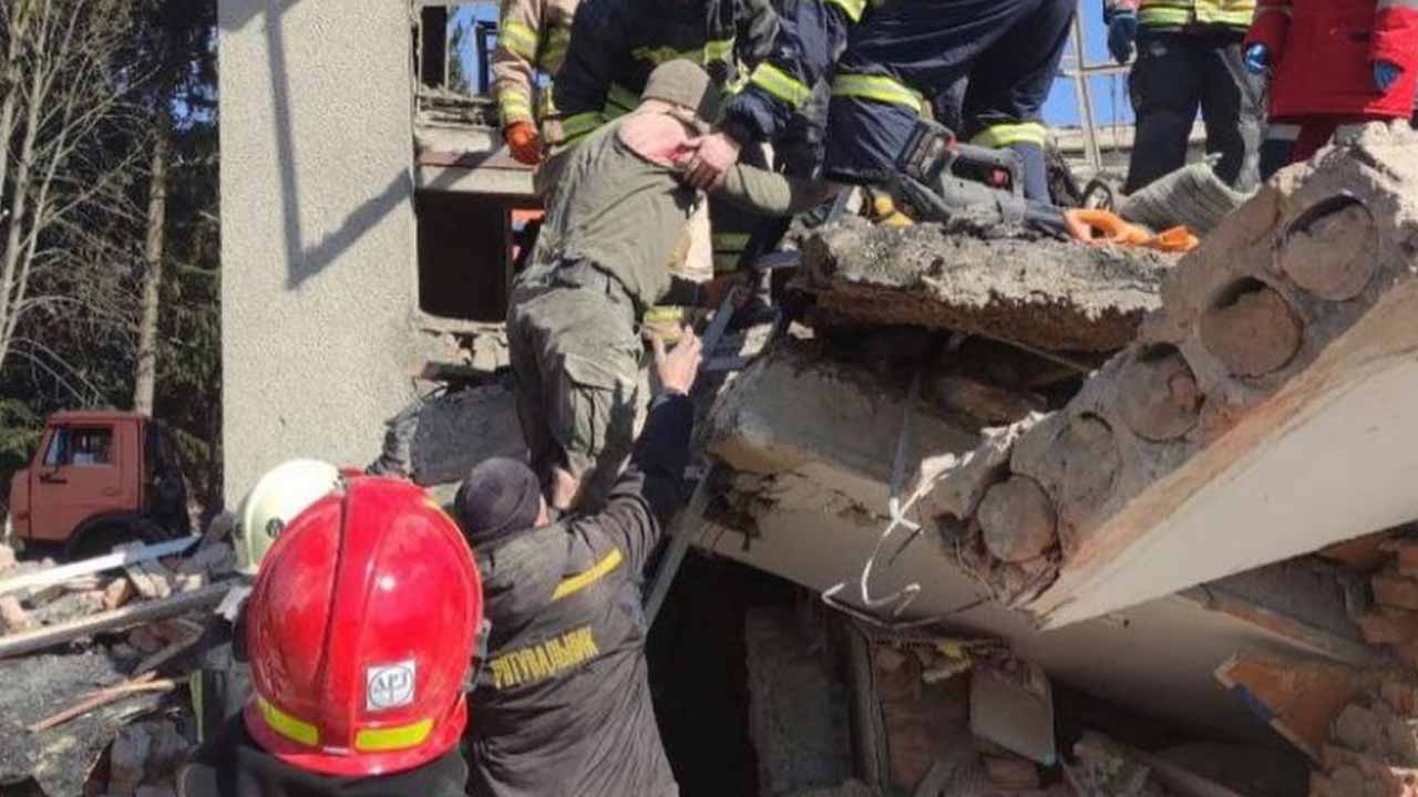 Saldırıda 19 kişi hayatını kaybetti ve 9 kişi de yaralandı. Enkazı temizlemeye devam ediyoruz. Bu son sayılar değil, tüm alanı temizlemek için daha çok zamana ihtiyacımız var.