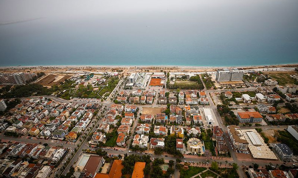 Savaşla birlikte Rusya’ya uygulanan uluslararası yaptırımlar nedeniyle, varlıklı Rus vatandaşlarının Antalya’da konut alımlarının arttığına dikkat çeken Fer, Antalya’da 30 bine yakın Rus, 9 binden fazla da Ukrayna vatandaşının yerleşik yaşadığını anlattı.
