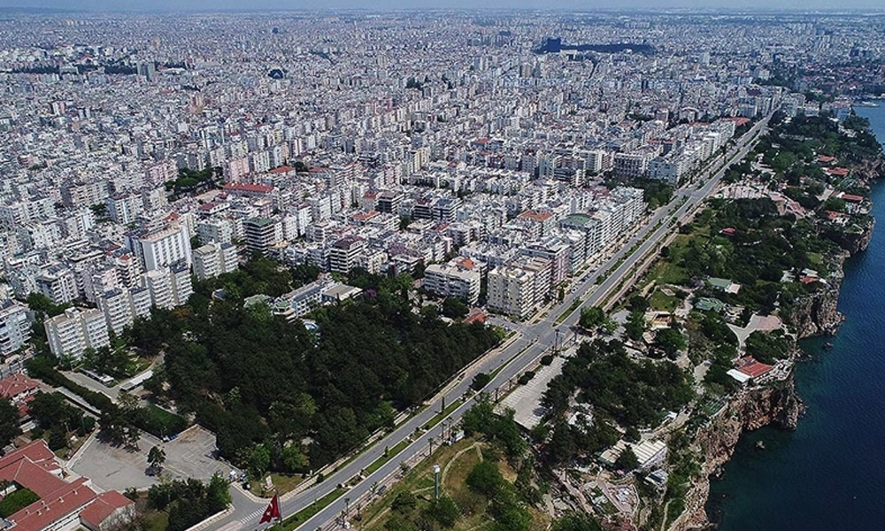 Dünya'da yer alan habere göre; Antalya’da şubat ayında 4 bin 727 adet konut satışı gerçekleştiğini, bin 99 konutun yabancılar tarafından satın alındığını belirten Çetin, “Antalya’da şubatta konut satışları bir önceki şubat ayına göre yüzde 27,68 artarak 4 bin 727 adet ile Türkiye ortalamasının yaklaşık 7 puan üzerinde gerçekleşti” dedi.
