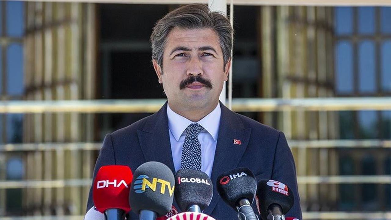 AK Parti Grup Başkanvekili Cahit Özkan da önceki gün katıldığı televizyon programında, asgari ücrete ara zam yapılabileceğinin sinyalini vermişti.
